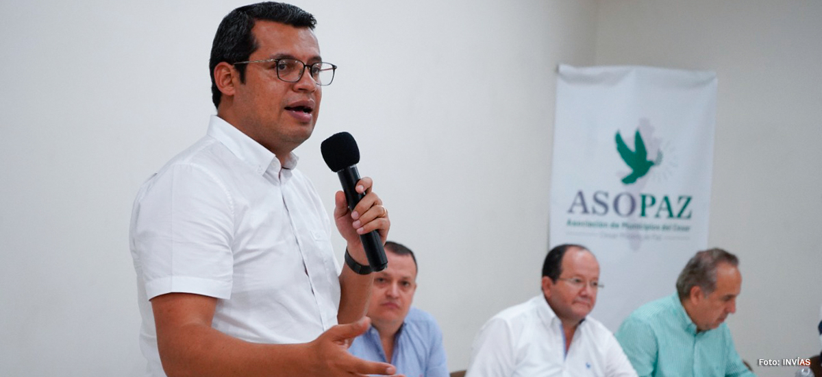 Fotografía del Director General (E) del INVÍAS, Guillermo Toro Acuña durante su intervención en el Primer Encuentro de Alcaldes de los departamentos de Cesar y La Guajira.