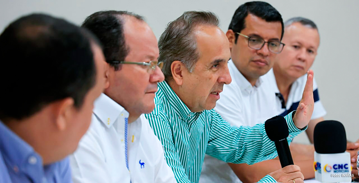 Fotografía del Ministro de Transporte, Guillermo Reyes y el Director General (E) del INVÍAS, Guillermo Toro Acuña durante su intervención en el Primer Encuentro de Alcaldes de los departamentos de Cesar y La Guajira.