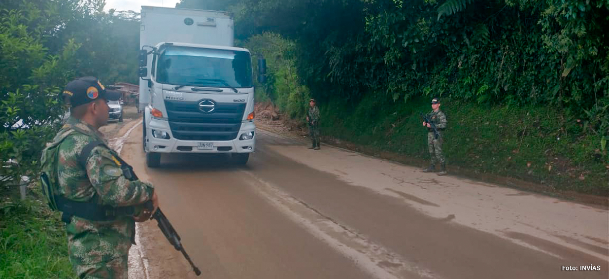 Fotografía de acompañamiento militar en las vías transitadas del país.