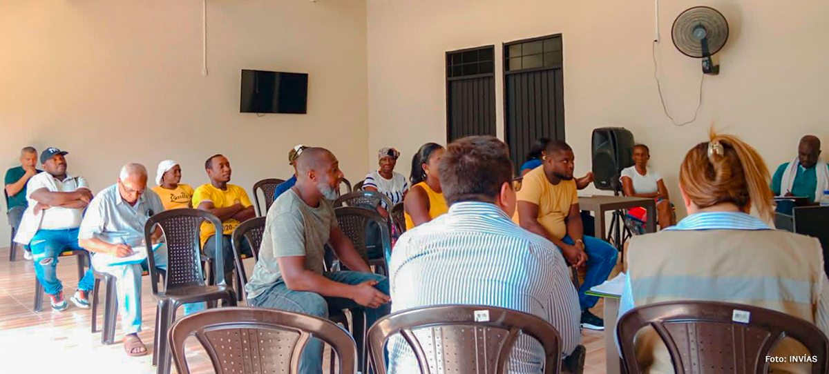 Fotografía de participantes de las comunidades de Guarato, Mambú y Gingaraba en el Chocó de las mesas de trabajo con el INVÍAS.