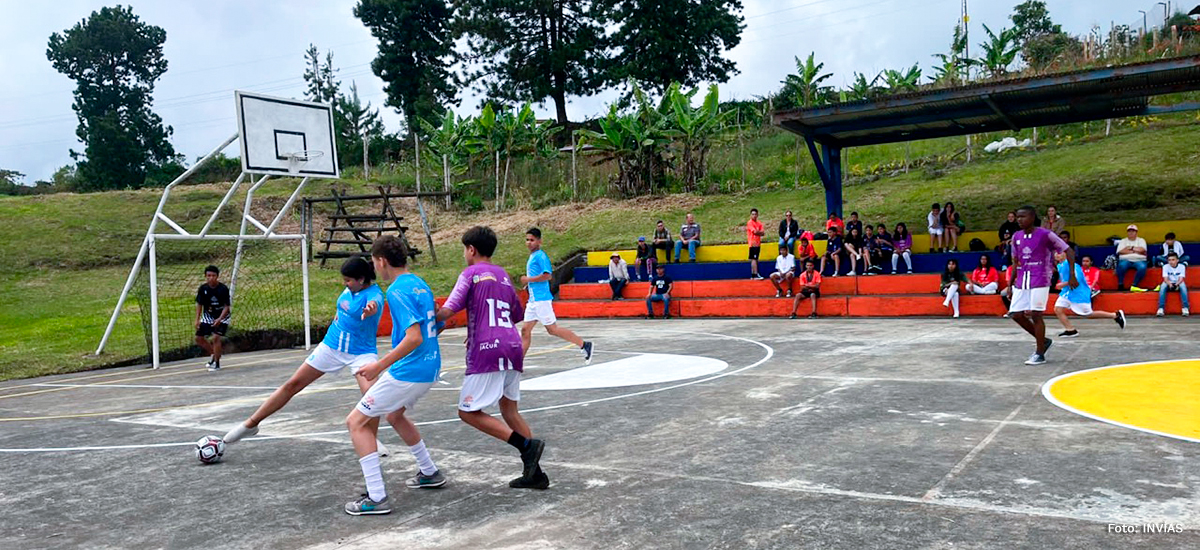 Fotografía de niños jugando en el torneo mixto de microfútbol organizado por el INVÍAS.