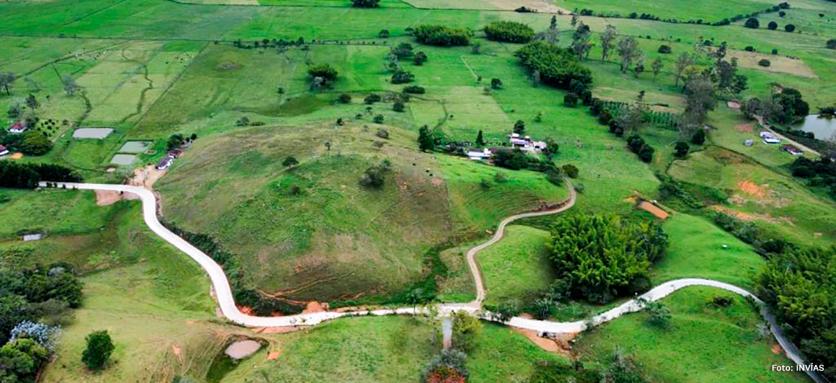 Fotografía aérea de vía terciaria construida por el programa obras por impuestos en el departamento del Valle del Cauca.