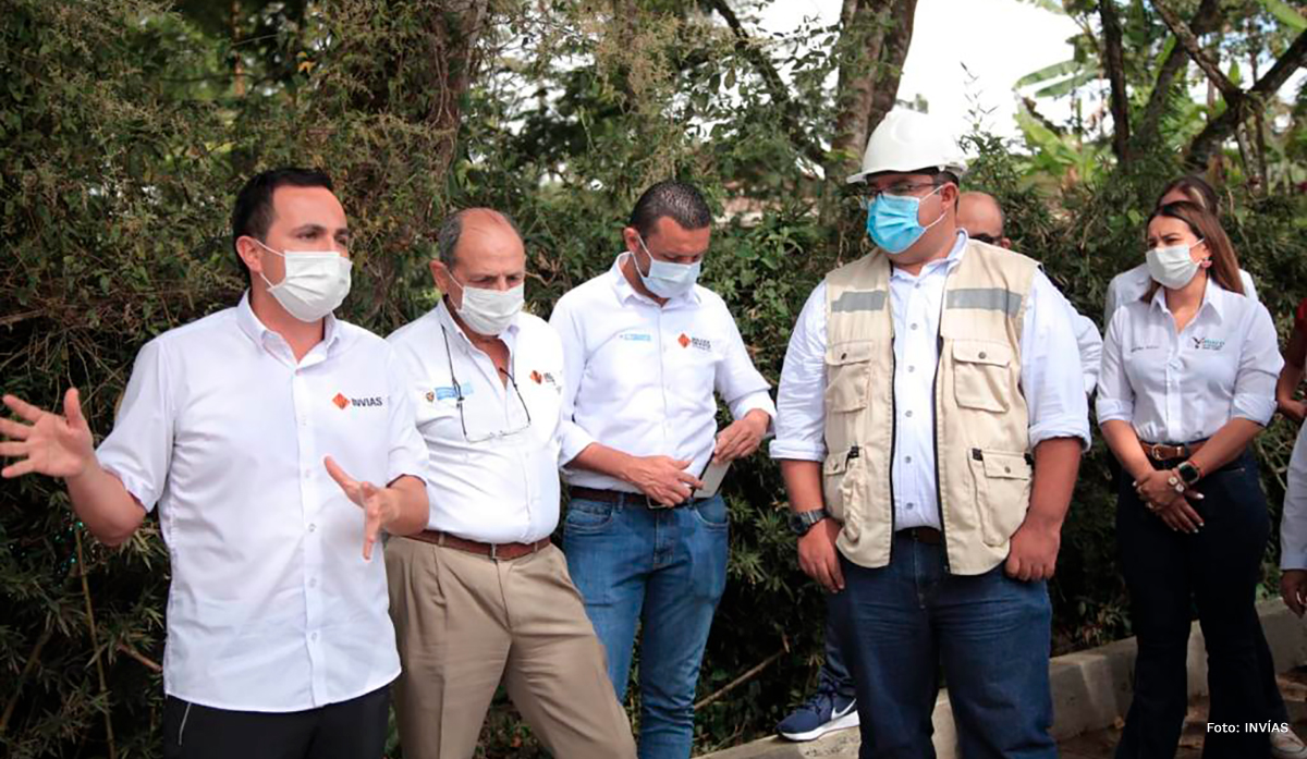 Fotografía del Director General del INVÍAS, Juan Esteban Gil Chavarría con el equipo de Gobierno en el Valle del Cauca.