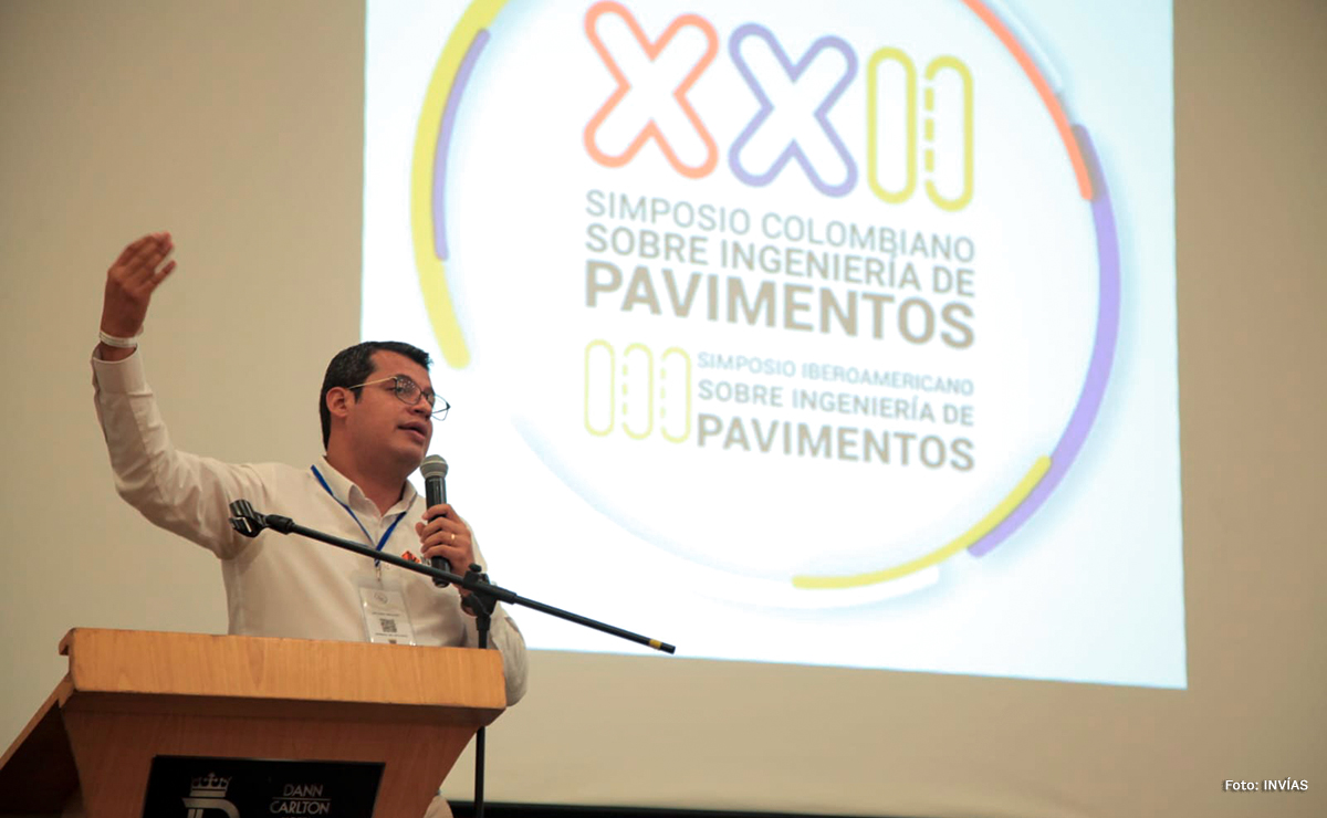 Fotografía del Director Técnico y de Estructuración del INVÍAS, Guillermo Toro durante su intervención en el XXII Simposio Colombiano y III Simposio Iberoamericano sobre Ingeniería de Pavimentos.