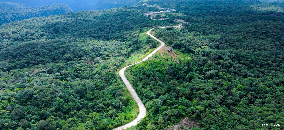 Fotografía aérea de vía del país construída por el INVÍAS.