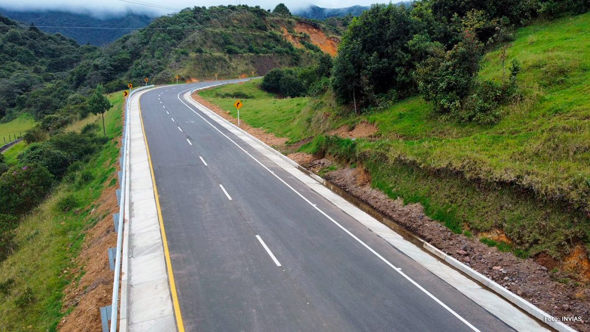 Fotografía de vía del país construída por el INVÍAS.
