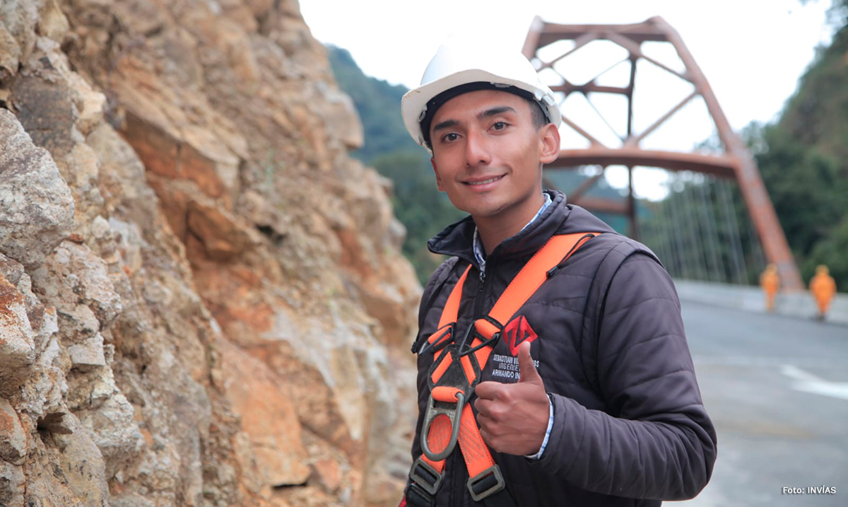 Fotografía de trabajador del INVÍAS junto a puente construído en una vía del territorio nacional.