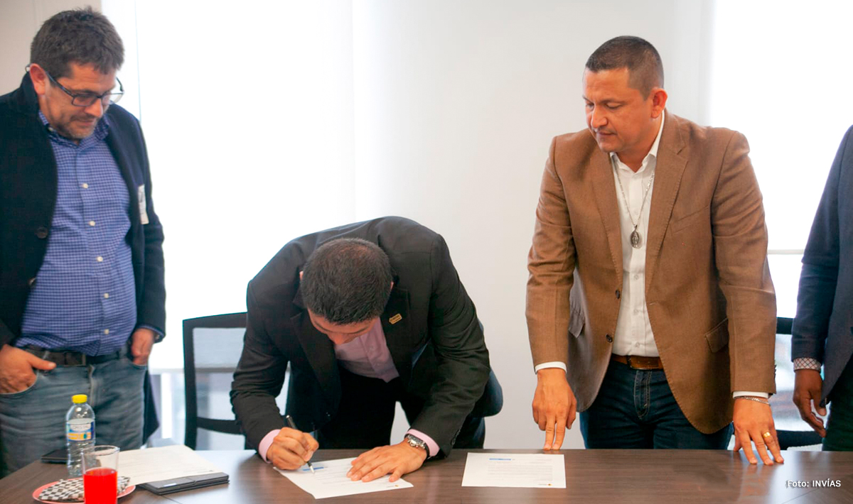 Fotografía del subdirector de modernización de carreteras nacionales del INVÍAS, Ricardo Báez García firmando el acta de inicio de las obras del proyecto Villa Garzón - San José del Fragua y del puente sobre el río Caquetá.
