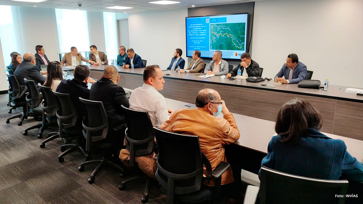 Fotografía de la mesa de trabajo de gobierno en la que se firmó el acta de inicio de las obras del proyecto Villa Garzón - San José del Fragua y del puente sobre el río Caquetá.