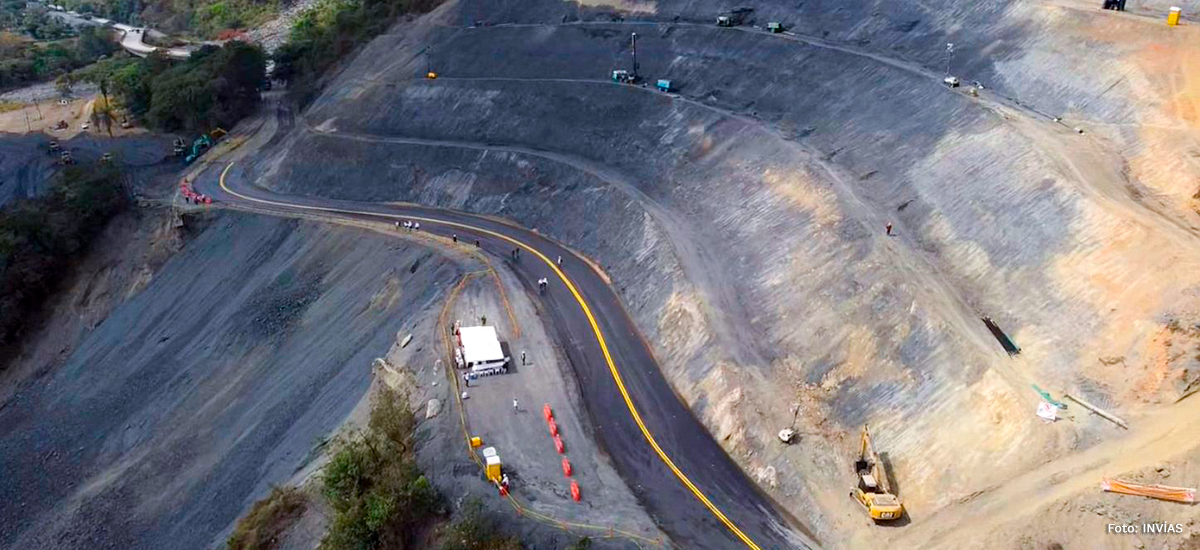 Fotografía de la Transversal del Cusiana, se aprecian los trabajos en la montaña y una toma aérea en la que se puede ver la magnitud de la emergencia superada.