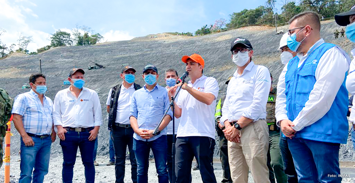 Fotografía del Director General del INVÍAS, Juan Esteban Gil Chavarría durante la entrega de la vía en emergencia, la Transversal del Cusiana, junto al equipo de Gobierno y las autoridades que participaron.