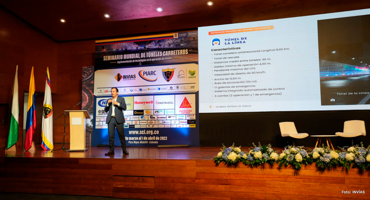 Fotografía del director general del INVÍAS, Juan Esteban Gil durante su ponencia en el Seminario Internacional de Túneles Carreteros.