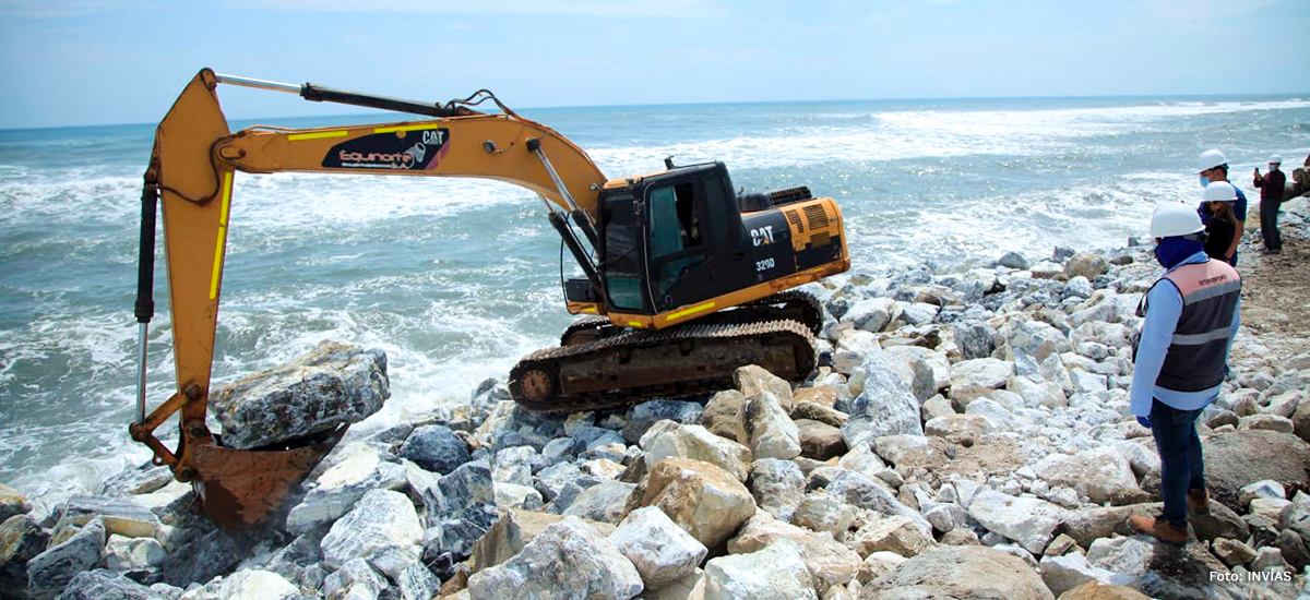 Fotografía del personal del INVÍAS en la ejecución de las obras en la vía Ciénaga - Barranquilla.
