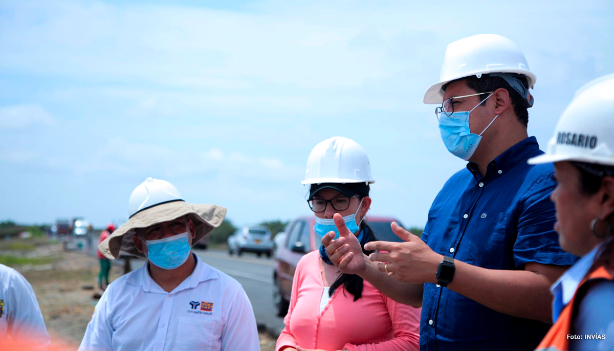 Fotografía del Director Técnico y de Estructuración del INVÍAS, Guillermo Toro durante su visita de inspección a las obras en la vía Ciénaga - Barranquilla.