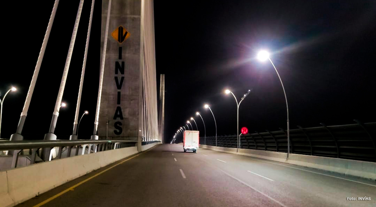 Fotografía del tránsito vehicular en la noche en el puente Pumarejo.