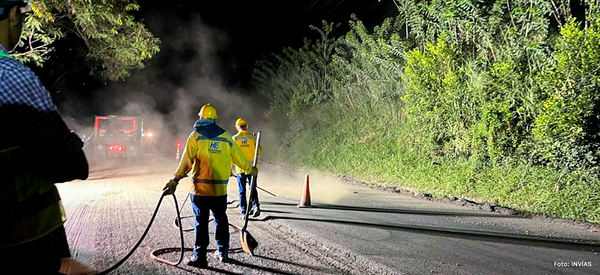 Fotografía de trabajadores del INVÍAS en trabajos nocturnos en la vía Cerritos - La Virginia.