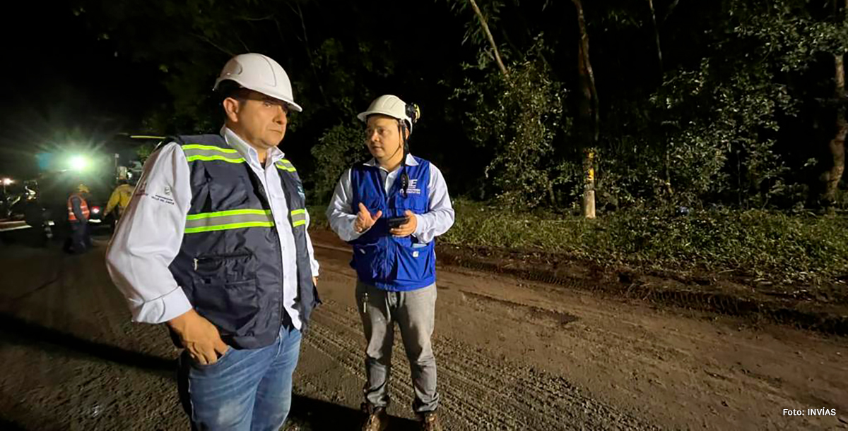Fotografía de trabajadores del INVÍAS en trabajos nocturnos en la vía Cerritos - La Virginia.
