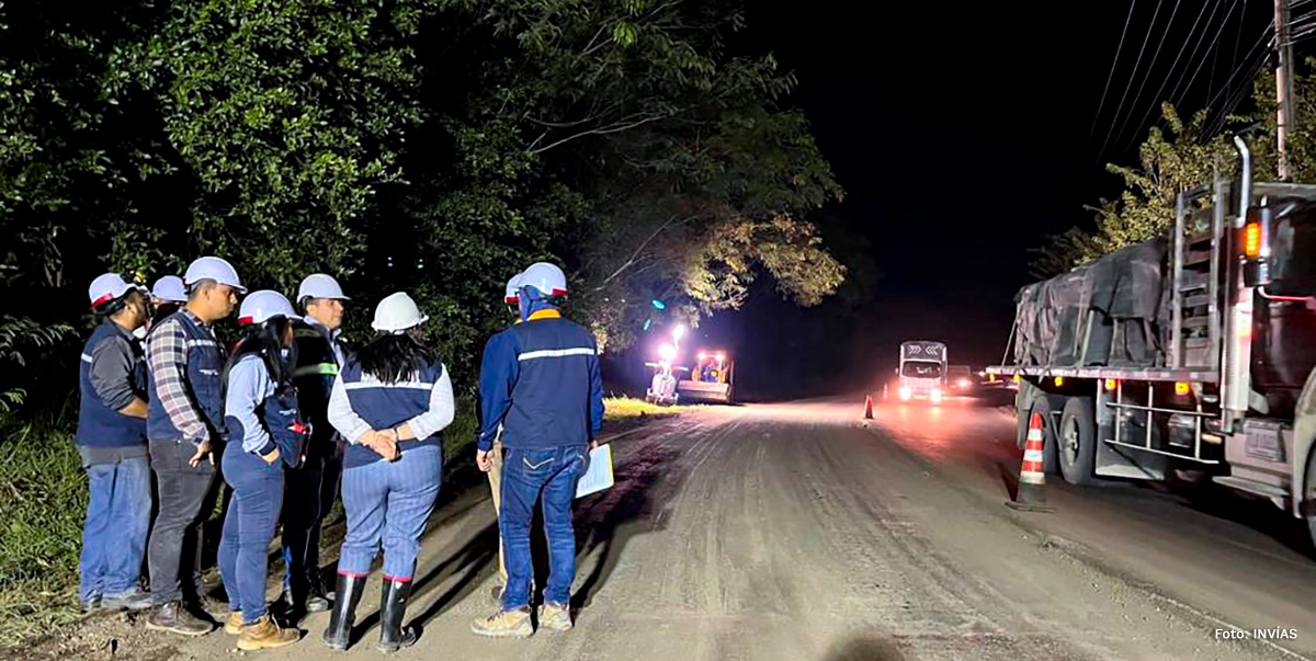 Fotografía de trabajadores del INVÍAS en trabajos nocturnos en la vía Cerritos - La Virginia.