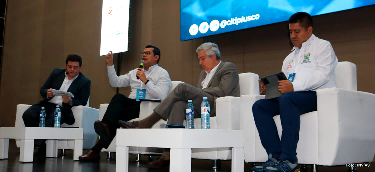 Fotografía del Director Técnico de Estructuración del INVÍAS, Guillermo Toro durante su atención a medios durante el Congreso Internacional de Territorios Inteligentes.