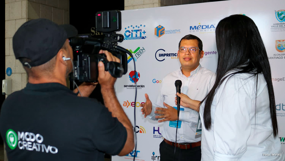 Fotografía del Director Técnico de Estructuración del INVÍAS, Guillermo Toro durante su atención a medios durante el Congreso Internacional de Territorios Inteligentes.