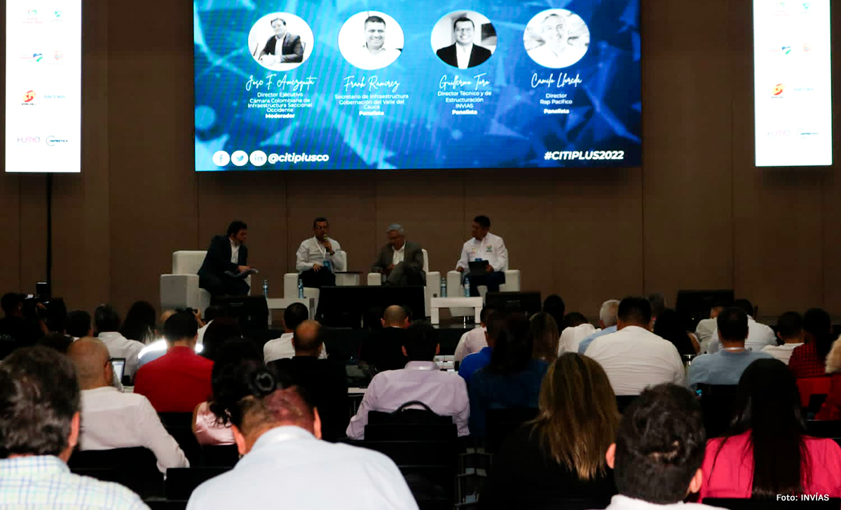 Fotografía de panelistas y asistentes al Congreso Internacional de Territorios Inteligentes.