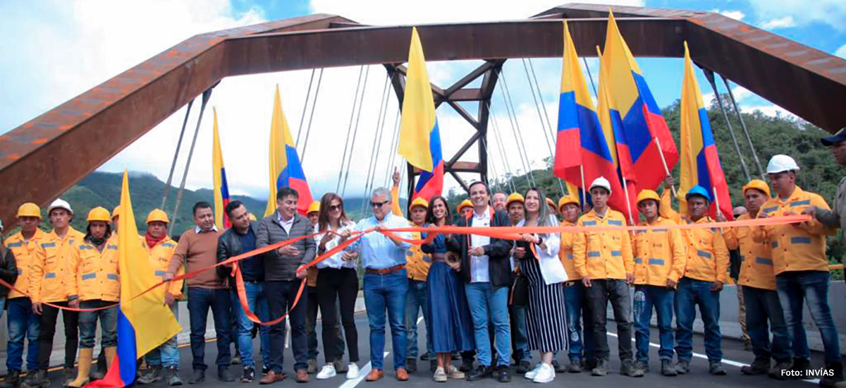Fotografía del equipo de Gobierno que entrega las obras en el departamento de Nariño, liderado por el presidente de la República, Iván Duque Márquez durante la inauguración de la vía en el departamento de Nariño.