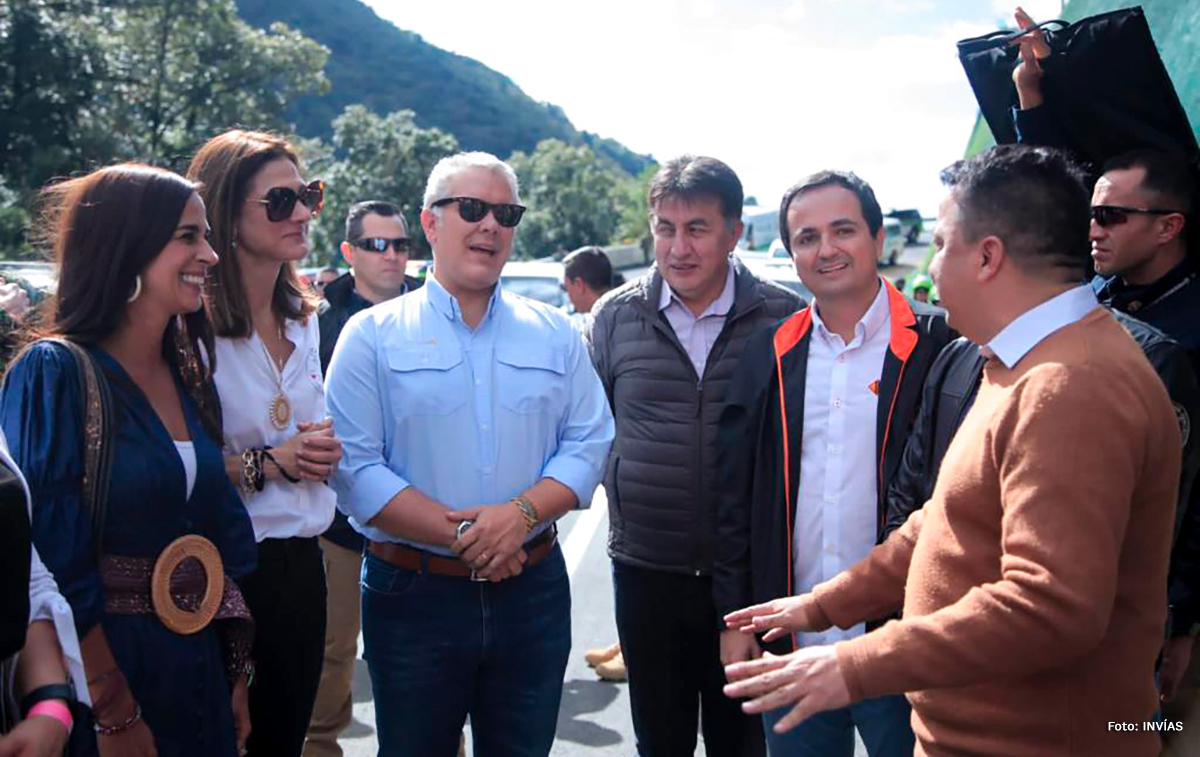 Fotografía del equipo de Gobierno que entrega las obras en el departamento de Nariño durante su recorrido.