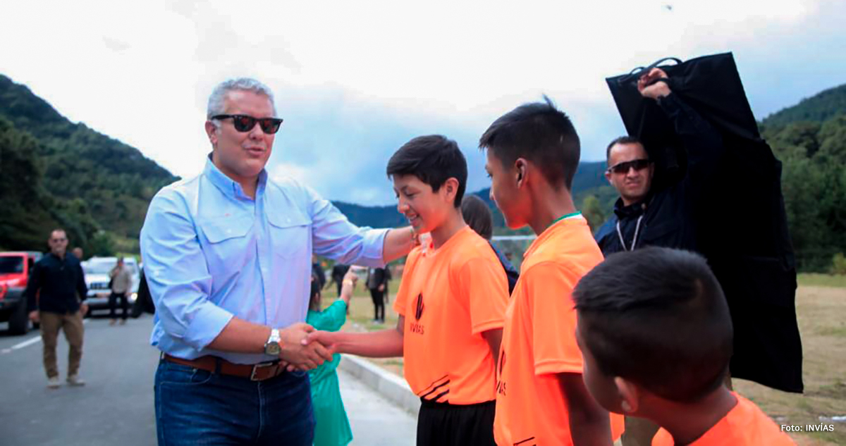 Fotografía del presidente de La República, Iván Duque Márquez, dando la mano a los niños de la región.