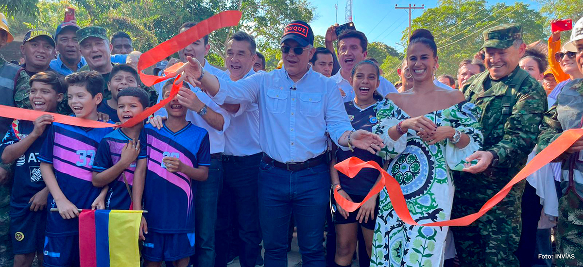 Fotografía del Presidente de La República, Iván Duque Márquez inaugurando la obra de pavimentación en El Salado.
