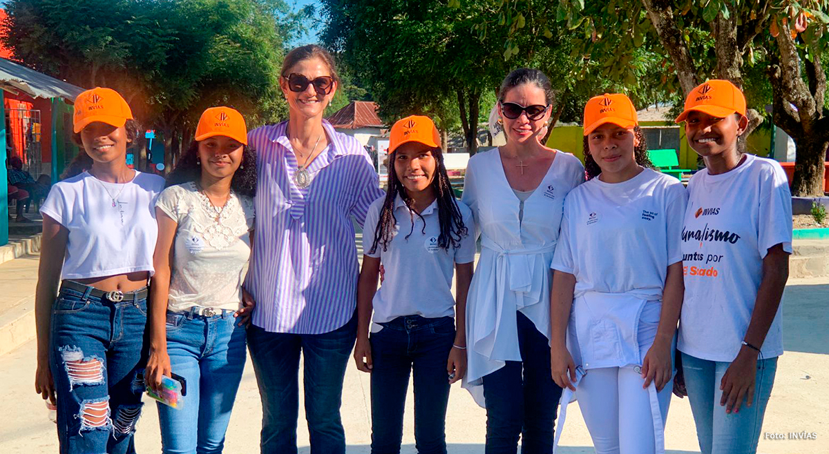 Fotografía de la Ministra de Transporte, Ángela María Orozco y de la Subdirectora General del INVÍAS, Paola Romero durante la entrega de la obra de pavimentación en El Salado.