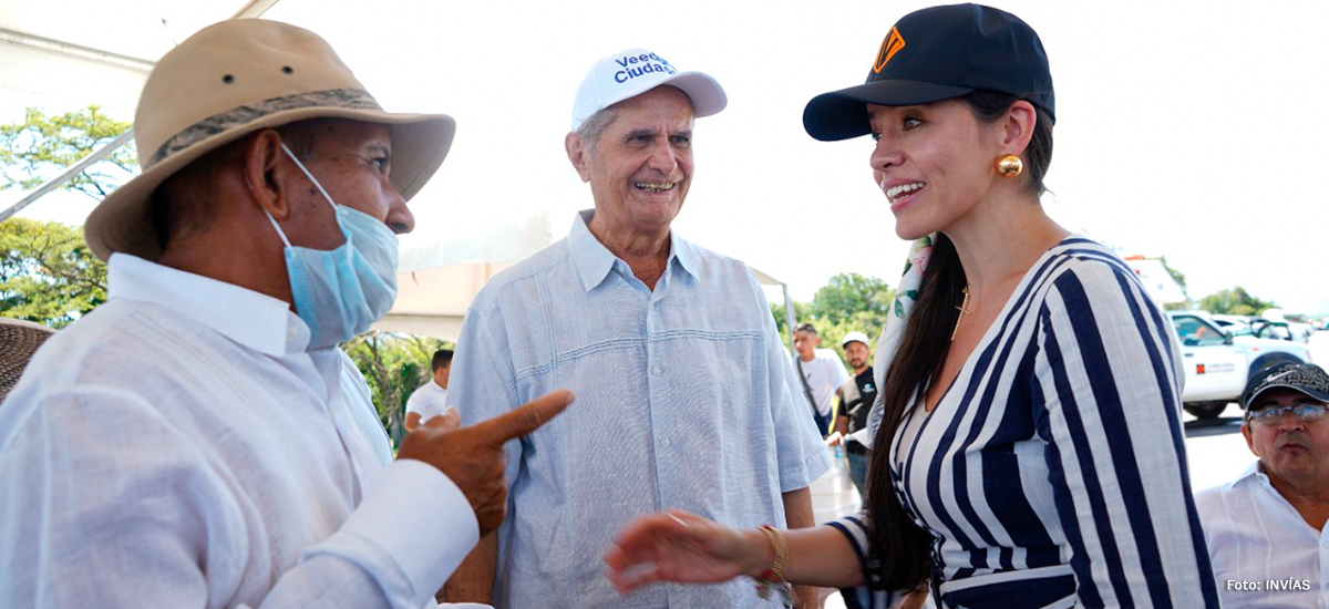 Fotografía de la subdirectora general del INVÍAS, Paola Romero durante el evento de culminación de la pavimentación de la doble calzada Valledupar - La Paz.