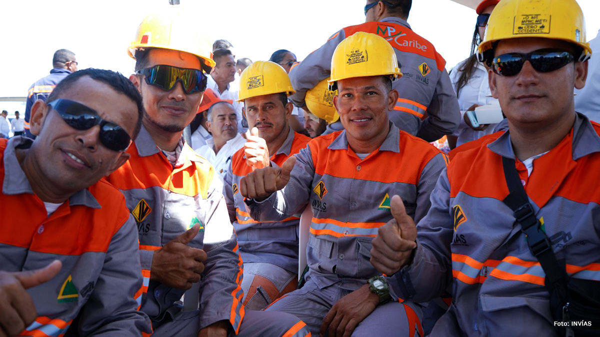 Fotografía de trabajadores del INVÍAS que prestan sus talentos para construir las vías en el departamento de Cesar.