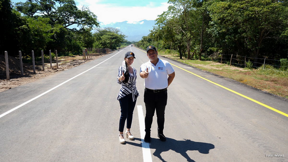 Fotografía de la subdirectora general del INVÍAS, Paola Romero y alcalde de municipio beneficiado de las vías en el departamento de Cesar.