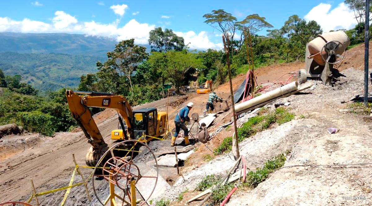 Fotografía de trabajadores en labores de construcción actual de la Transversal del Carare.