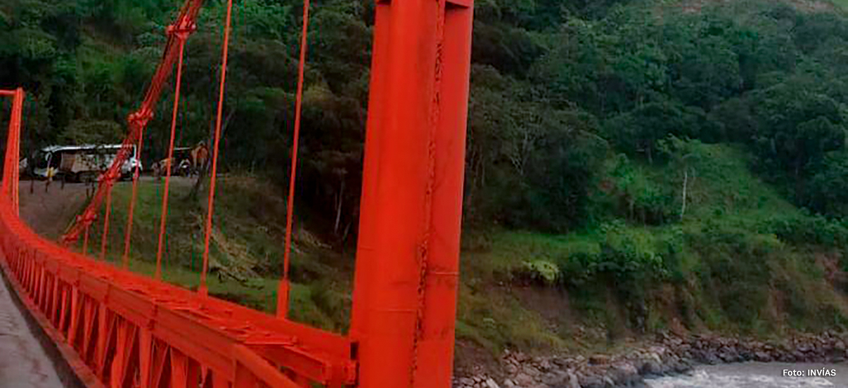 Fotografía de tránsito vehicular sobre el puente del río Cravo Sur en Labranzagrande, Casanare.