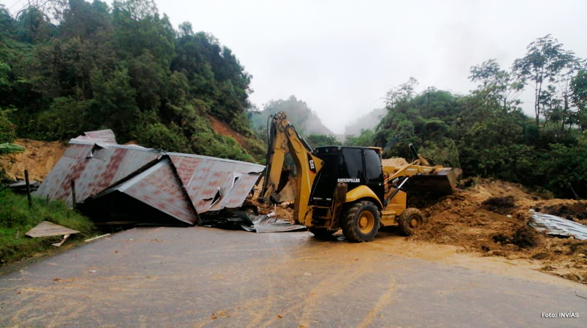 Fotografía de trabajos de atención a la emergencia con máquina amarilla en el derrumbe en el corredor Florencia - Suaza.