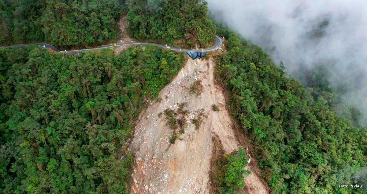 Fotografía aérea que muestra el estado de afectación de la montaña en la variante San Francisco - Mocoa.