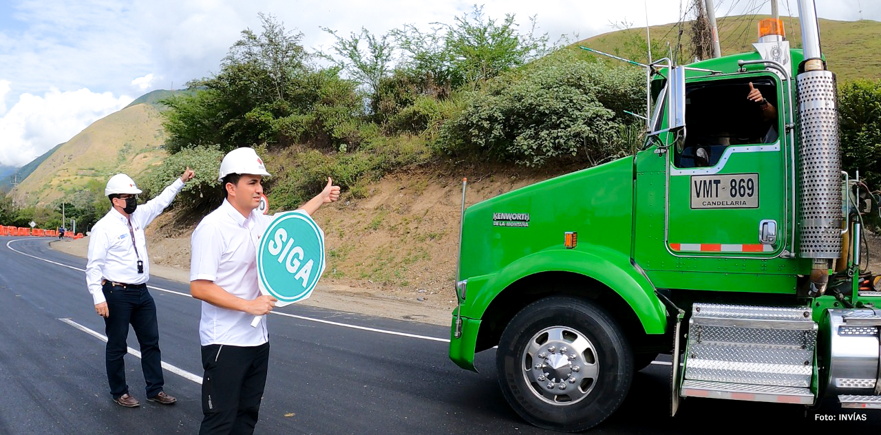 Fotografía del Director General del INVÍAS, Juan Esteban Gil durante su participación en la habilitación del tránsito en el corredor.
