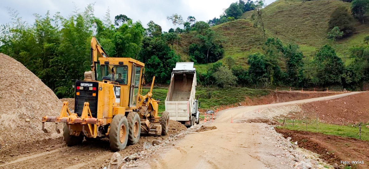 Fotografía de maquinaría pesada en el marco del avance de obras en la vía de La Soberanía en Arauca.