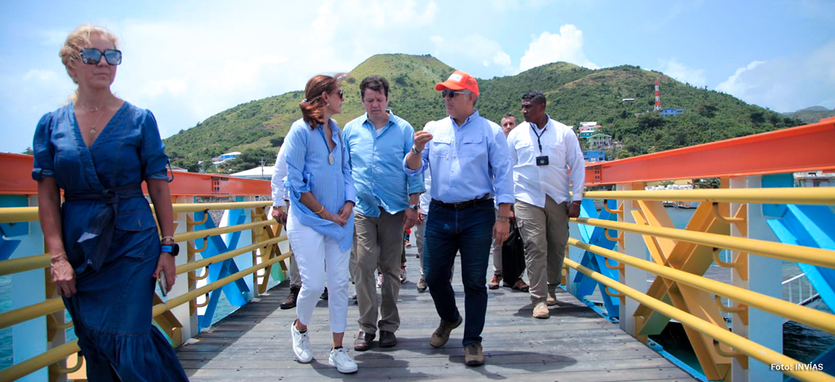 Fotografía del Presidente de La República, Iván Duque Márquez; la ministra de Transporte, Ángela María Orozco y equipo de Gobierno durante el recorrido de entrega de obras en el archipiélago de San Andrés y Providencia.