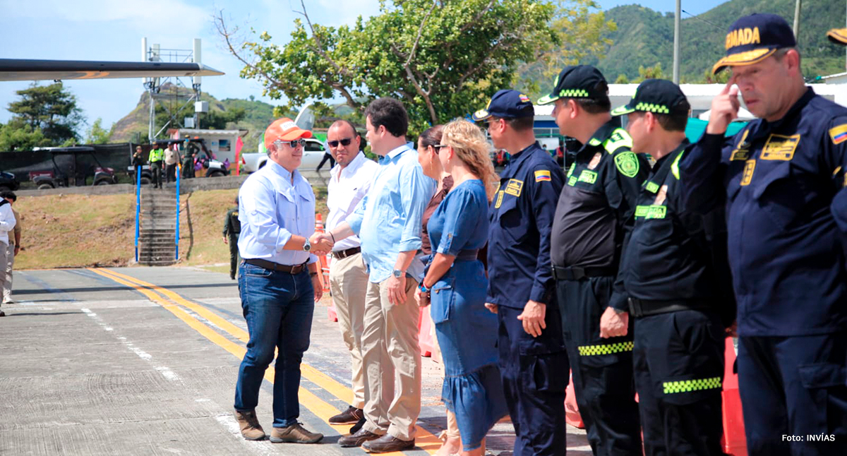 Fotografía del Presidente de La República, Iván Duque Márquez apretando la mano de las autoridades del archipiélago de San Andrés y Providencia.