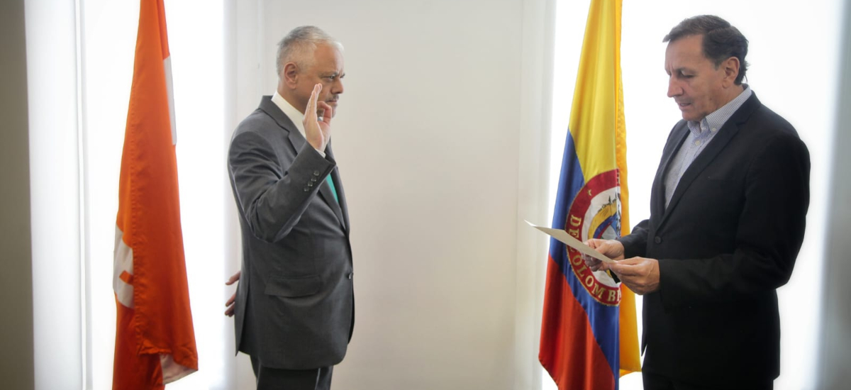 Fotografía de la posesión como Secretario General del INVÍAS de Luis Francisco Gaitán Puentes, por parte de nuestro Director General, Juan Alfonso Latorre.