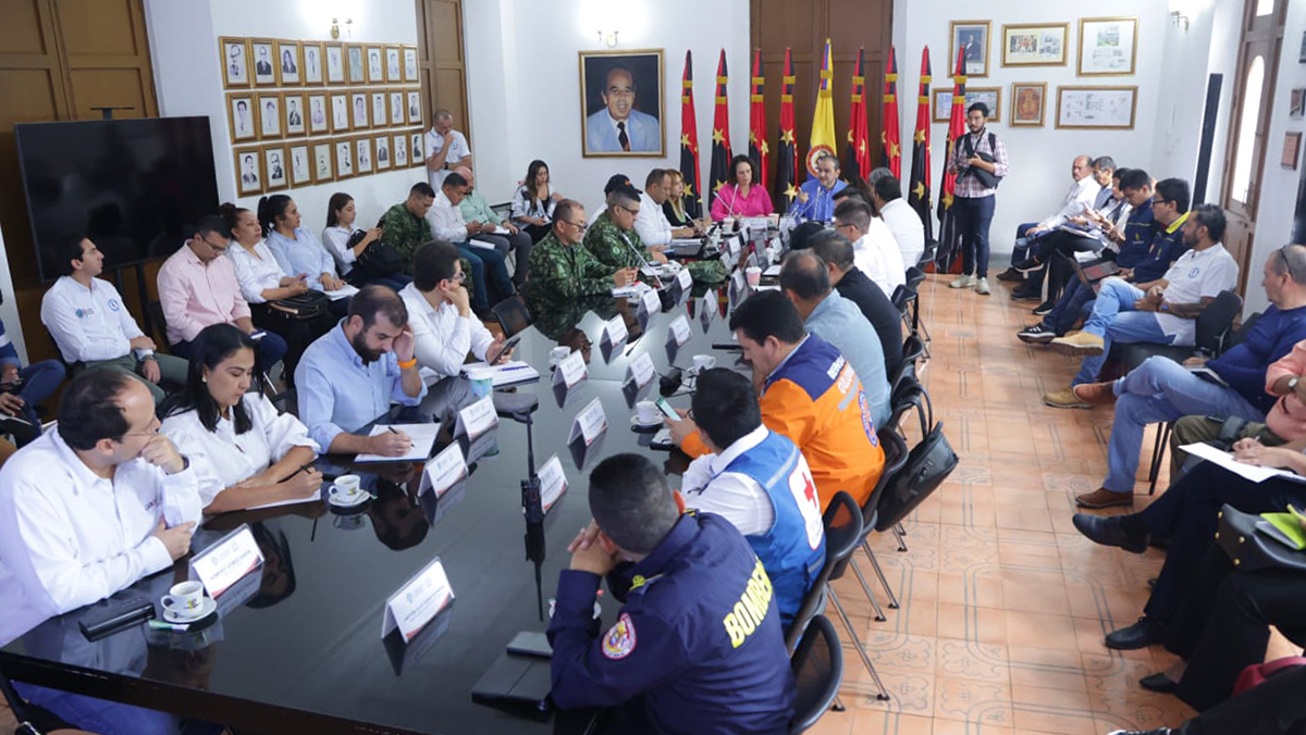 Fotografía de la mesa de Gobierno liderada por la Directora General del INVÍAS, Mercedes Elena Gómez Villamarín para superar la emergencia en la vía Ocaña - Sardinata - Cúcuta.