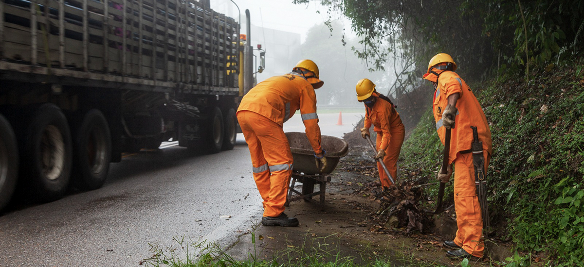 Fotografía de colaboradores del INVÍAS como administradores viales en labores de conservación de vías.
