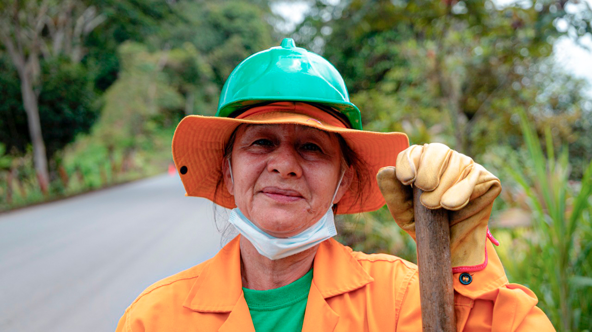 Fotografía de administradora vial que participa en el programa de conservación de vías.