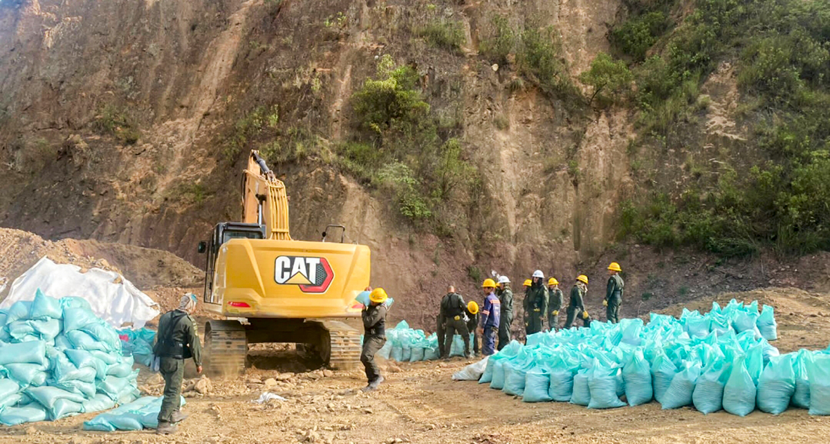 Fotografía de colaboradores del INVÍAS que trabajaron en la habilitar el puente metálico en el sector 'El Turco', afectado por emergencia de El Tarrita (Norte de Santander).