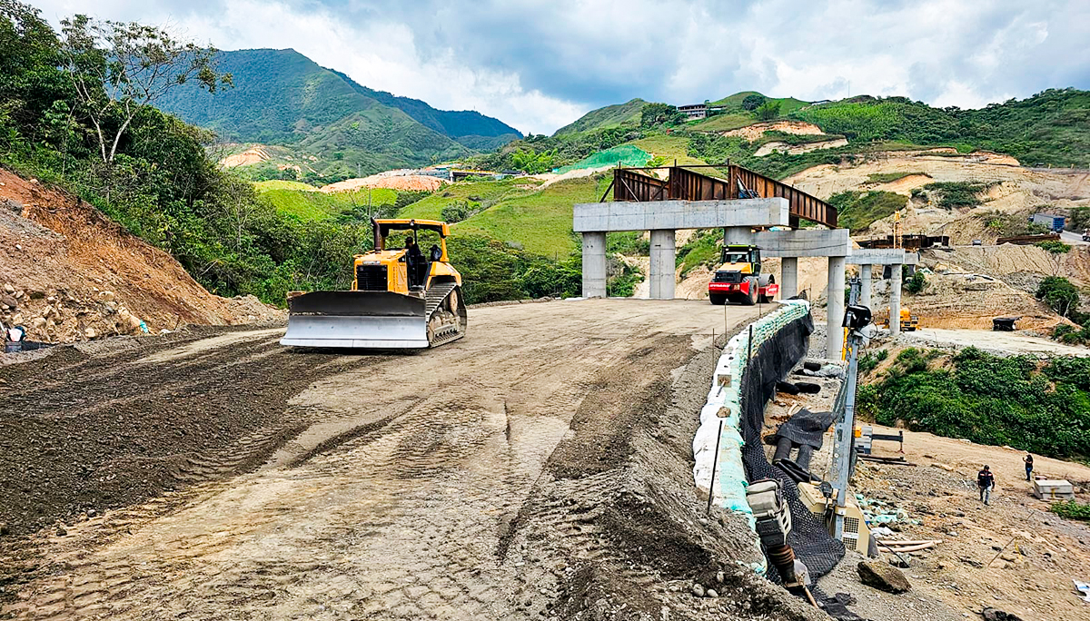 Fotografía de colaboradores del INVÍAS operando maquinaria pesada en las obras que faltan en vía definitiva del sector de Rosas, vía Mojarras - Popayán.