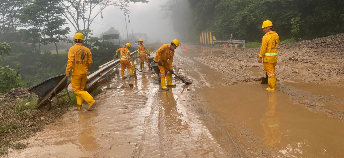 Invías atiende emergencia ocasionada por las lluvias en el sector Pipiral – Villavicencio, Meta