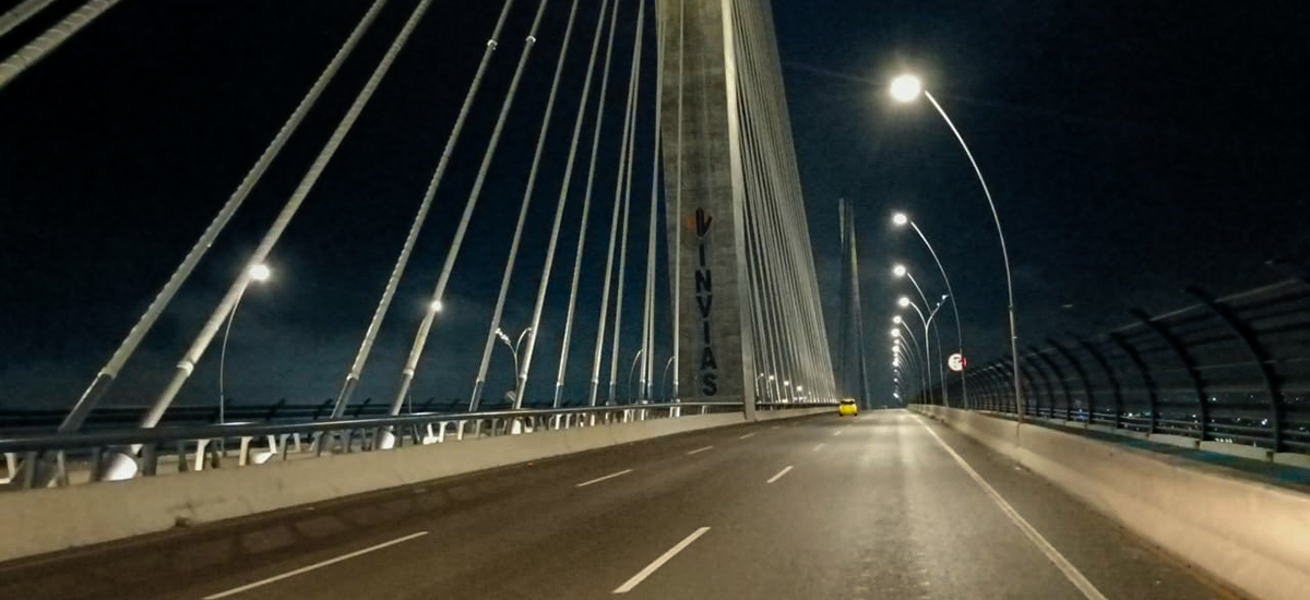 Fotografía de tránsito vehicular nocturno en el puente Pumarejo.