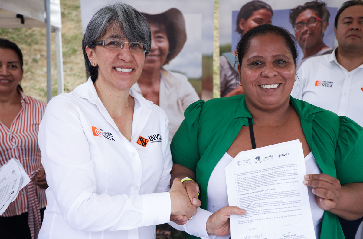 Fotografía de la directora general del INVÍAS, Mercedes Elena Gómez junto a beneficiaria del programa Caminos Comunitarios de la Paz Total.